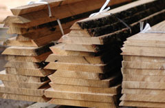 原木（丸太）から板材に加工された桐