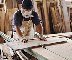 木取り職人が大まかな大きさに材料を切っていきます。